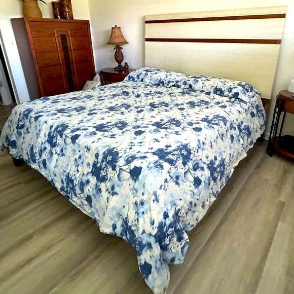 Pottery Barn Other - Pottery Barn King/Cal King size duvet cover w/ (2) shams